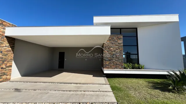 Fachada moderna de uma residência em Lajeado, Brasil, com revestimento de pedra e área externa.