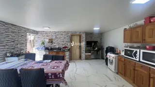 Foto de uma área de estar e cozinha em uma residência.