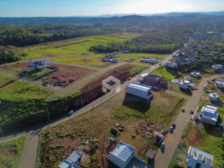 Vista aérea de uma área de terra com campos agrícolas e estruturas em desenvolvimento em Lajeado.