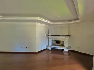 Interior de uma sala com piso de madeira e lareira em Lajeado, Brasil.