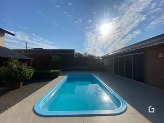 Vista externa de uma piscina em uma propriedade em Lajeado.