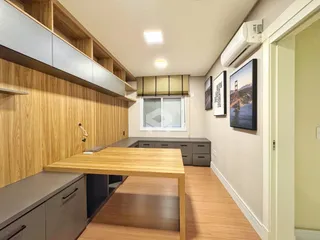 Esta é uma foto de uma sala de estar moderna com piso de madeira e painéis de madeira.