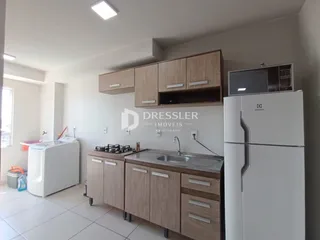 Foto de uma cozinha com armários de madeira e eletrodomésticos.