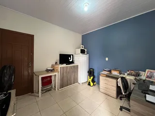 Ambiente interno de uma sala com paredes azuis e piso de cerâmica.