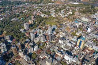 Vista aérea de uma área urbana densamente povoada em Lajeado, Brasil.