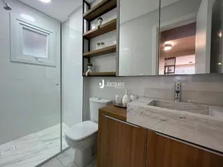 Foto de um banheiro moderno com revestimento de porcelanato claro.