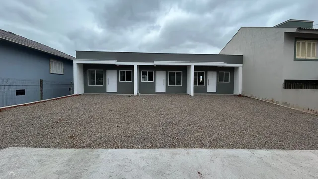 Casa geminada com 2 dormitórios