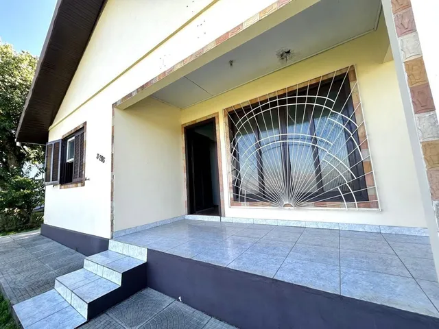 Fachada da casa em Lajeado, Brasil, mostrando a entrada coberta com degraus.