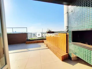 Varanda com piso de cerâmica e vista panorâmica da cidade.