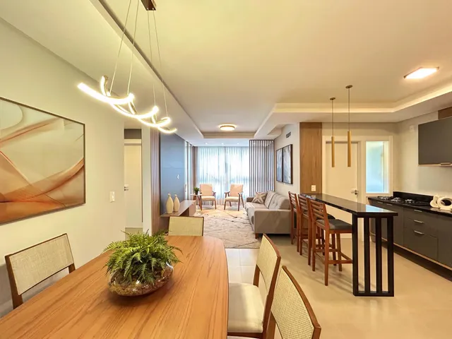 Vista da sala de estar e jantar de uma residência em Lajeado.