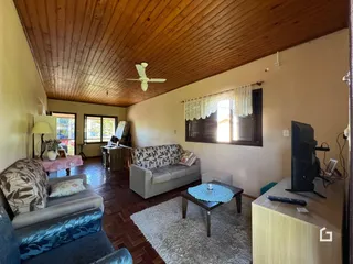 Sala de estar com teto de madeira e piso de madeira.