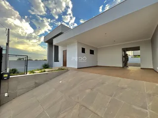 Fachada moderna de uma residência em Lajeado, Brasil, com área externa de piso.