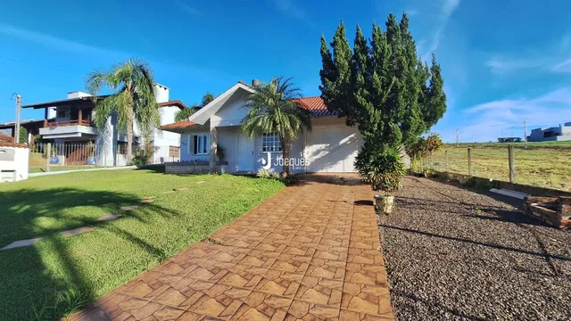 Fachada de uma residência com jardim e paisagismo em Lajeado.