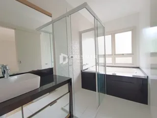 Foto de um banheiro moderno com box de vidro e banheira.