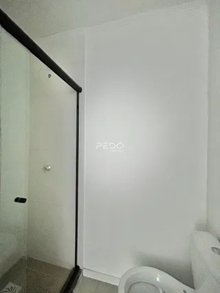 Foto de um banheiro com box e vaso sanitário em um imóvel.