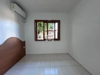 Foto de um cômodo interno com piso de cerâmica e janela.