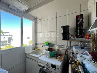 Vista interna de uma cozinha com janela para a paisagem.