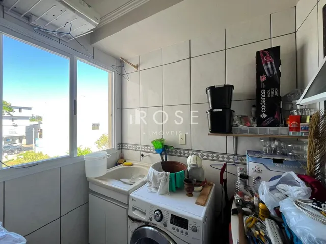 Vista interna de uma cozinha com janela para a paisagem.