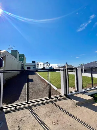 Vista da cerca e do pátio de uma propriedade residencial em Lajeado.
