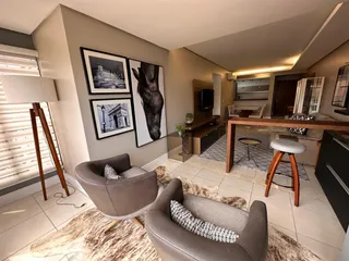 Sala de estar com duas poltronas e piso de mármore claro.