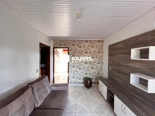 Sala de estar com sofá e painel de madeira na parede.
