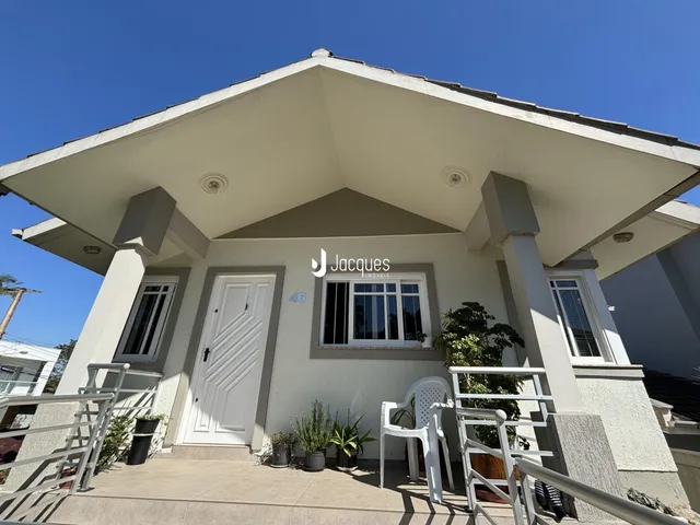 Fachada de uma casa em Lajeado, Brasil, com porta branca e varanda.