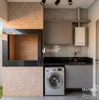 Vista da cozinha com revestimento de tijolo e armários modernos.