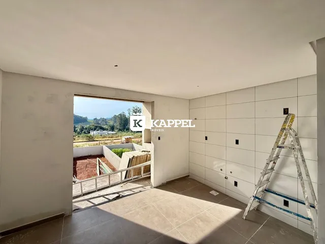 Interior com vista para uma área externa em construção.
