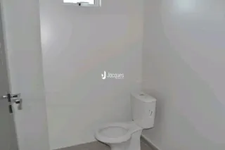 Foto de uma área de banheiro com vaso sanitário.