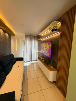 Quarto com decoração moderna e piso de cerâmica em Lajeado.