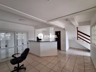 Foto de um ambiente interno com piso de cerâmica e balcão na propriedade.