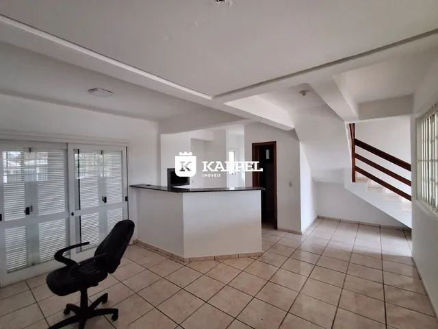 Foto de um ambiente interno com piso de cerâmica e balcão na propriedade.