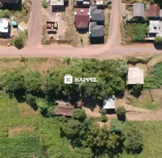 Vista aérea de uma propriedade residencial em Lajeado, Brasil, mostrando o terreno e a vegetação circundante.