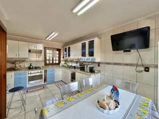 Imagem de uma cozinha e sala de jantar em um imóvel no Brasil.