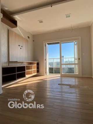 Sala com piso de madeira e porta de vidro abrindo para a vista.