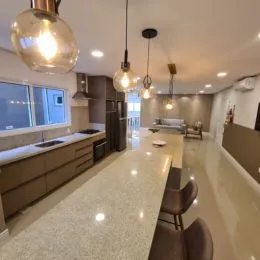 Hall de entrada com piso claro e armários embutidos.