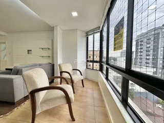 Sala de estar com vista para o exterior e grandes janelas.
