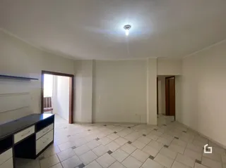 Interior de um ambiente com paredes brancas e piso de cerâmica.