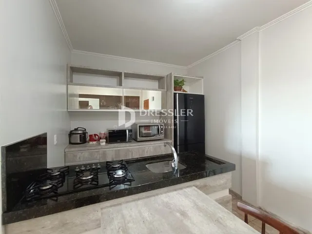 Foto de uma cozinha moderna com bancada escura.