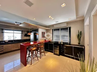 Ambiente de sala de estar e cozinha em um apartamento no Brasil.