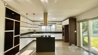 Foto da cozinha moderna com ilha central em Lajeado.