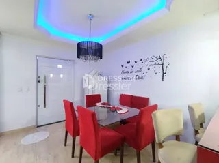 Sala de estar com decoração moderna e iluminação de LED no teto.