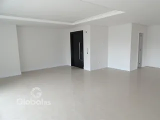 Ambiente interno de uma sala vazia com piso claro.