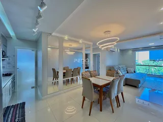 Ambiente moderno com sala de jantar e cozinha em um imóvel no Brasil.