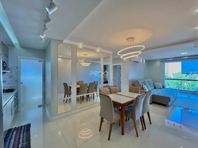 Ambiente moderno com sala de jantar e cozinha em um imóvel no Brasil.