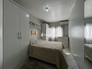 Quarto com armários embutidos e cama de casal.