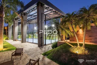 Fachada moderna de uma residência com estrutura de vidro e madeira em Lajeado.
