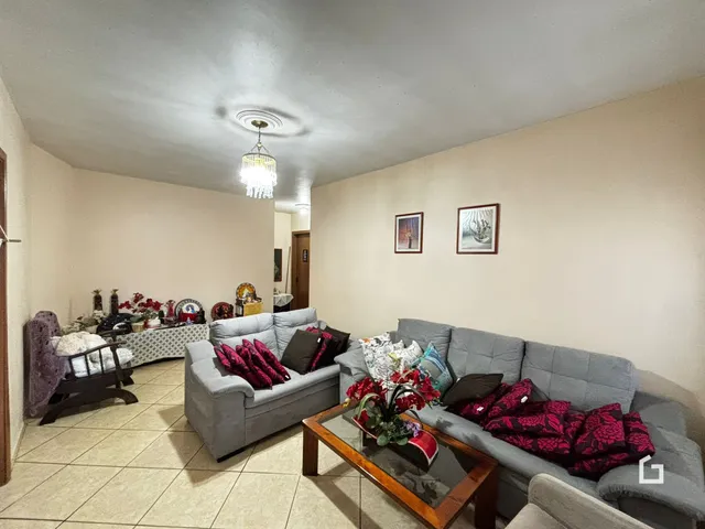Sala de estar com sofá e decoração em um imóvel no Brasil.