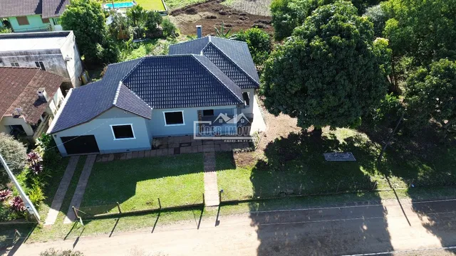 Vista aérea da residência em Lajeado, Brasil, mostrando o terreno e a casa.