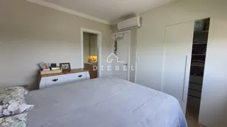Quarto com cama e armário de madeira.